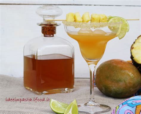Cocktail con rum speziato e liquore alle erbe