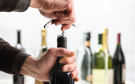 Sommelier che usa un cavatappi tascabile