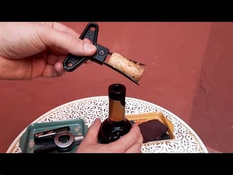 Cavatappi a lame in azione su una bottiglia vecchia