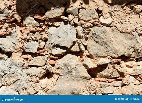 frammento di pietra con simbolo di sole etrusco
