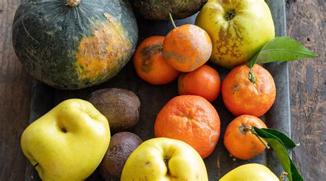 Frutta e verdura dall'aspetto imperfetto ma commestibile