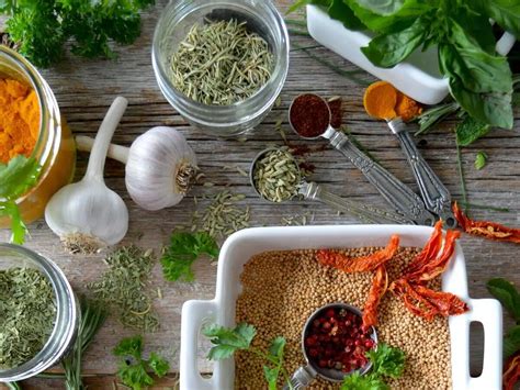 Ingredienti aromatici come erbe e spezie per cocktail