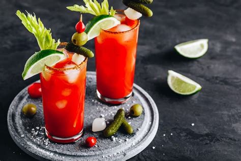 Un bicchiere di Bloody Mary con guarnizione