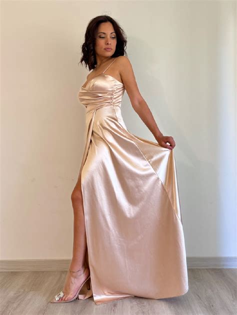 bambina che prova un abito color champagne