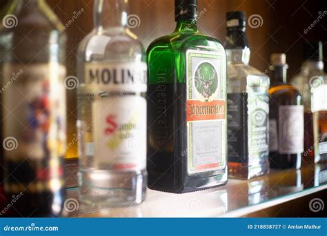 Bottiglie di vodka colorate su uno scaffale