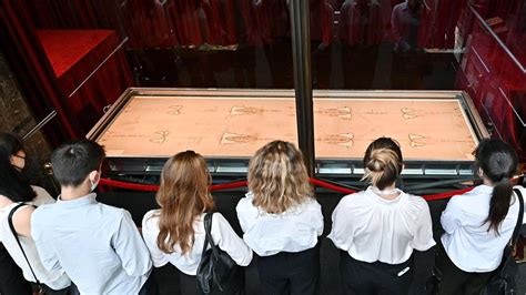 manufatto medievale con figure che brindano