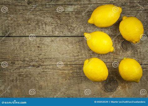 Limoni freschi e succosi