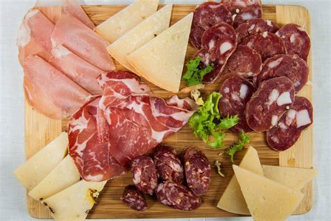 Composizione di salumi e formaggi tipici dell'Oltrepò Pavese