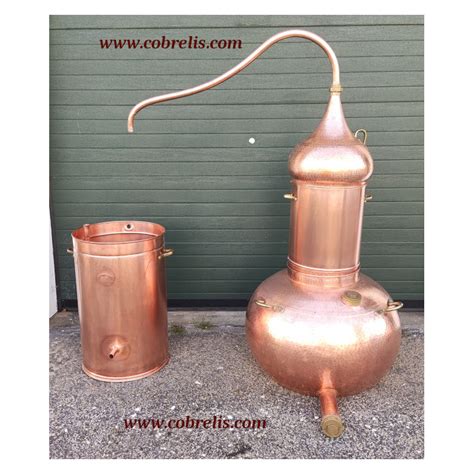 Distilleria tradizionale con alambicchi in rame