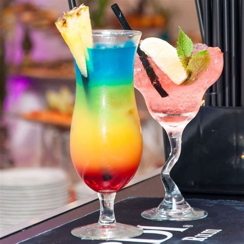 Immagine di un cocktail colorato con decorazioni elaborate