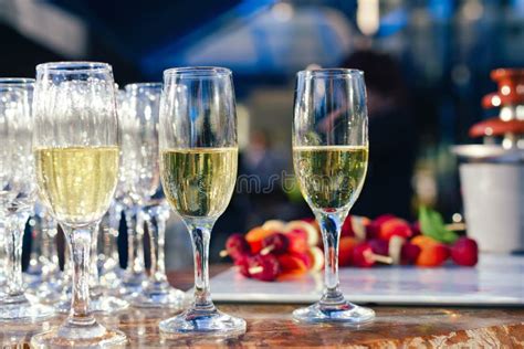 Coppette di champagne su un tavolo elegante