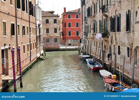 Canale veneziano con nebbia