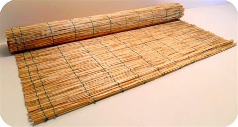 Uve appassite su stuoie di paglia