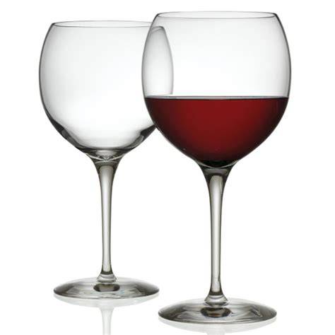 Coppia di bicchieri da vino con vino rosso