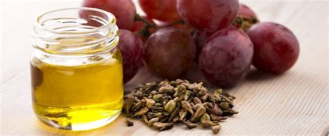 Bottiglia di olio di vinaccioli con un'insalata