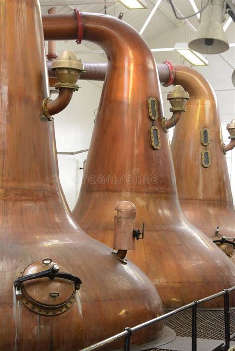 Dettaglio di alambicchi in rame in una distilleria scozzese