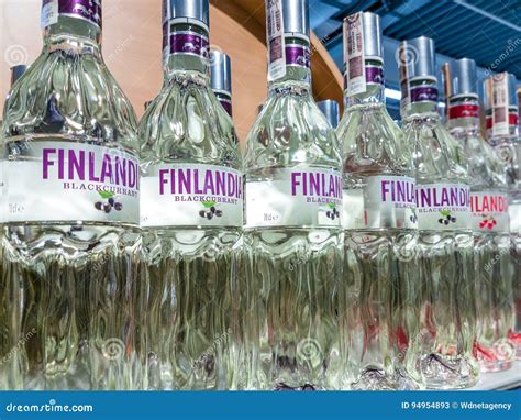 Varietà di bottiglie di vodka aromatizzata