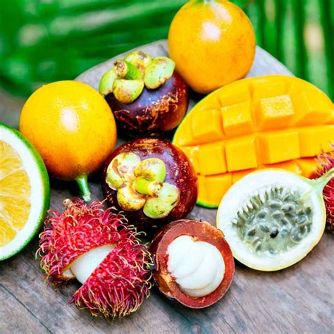 Frutta esotica tropicale in un bicchiere