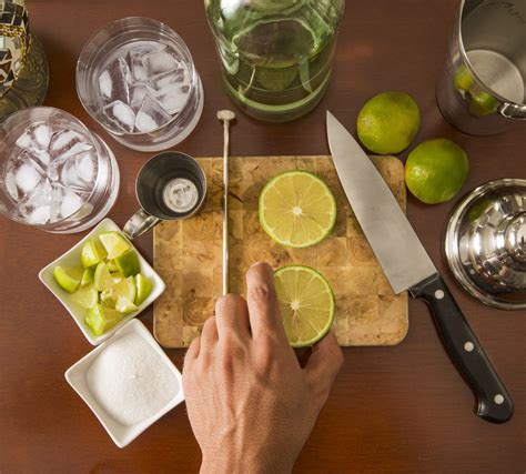 Ingredienti per un Caipiroska: lime, zucchero di canna, ghiaccio tritato