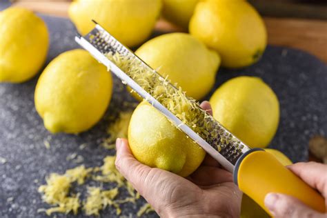 Guarnizione di cocktail con scorza di limone, mela e ciliegina candita