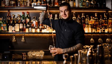 Barman che prepara un cocktail
