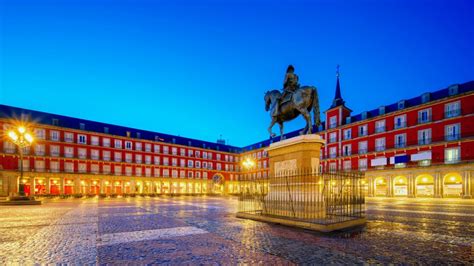 Plaza Mayor illuminata al tramonto