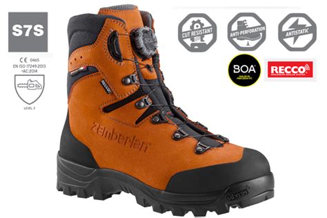 Artigiano al lavoro su scarponi da trekking