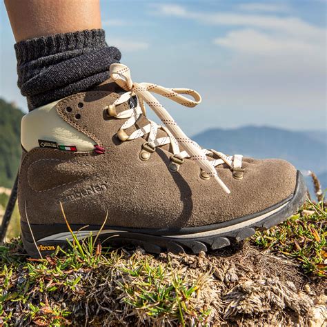 Coppia di scarponi da trekking di media robustezza