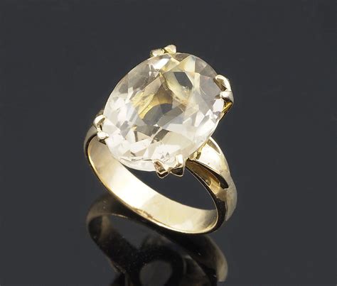 Anello da cocktail con grande pietra centrale