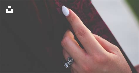 Donna che indossa un anello da cocktail su un outfit casual