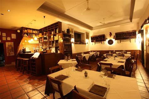 Interno accogliente di un'osteria tradizionale