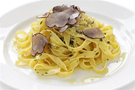Piatto di tagliatelle fresche con tartufo