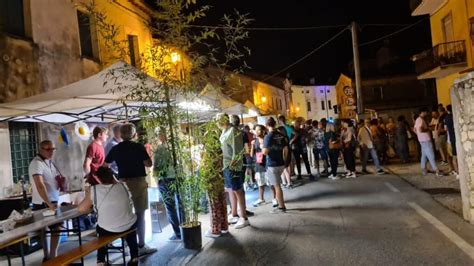 Cocktail bar su una strada vivace con persone che chiacchierano