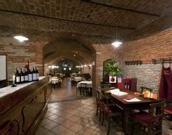 Interno della Cantina del Rondò con volte in mattoni e tavoli apparecchiati