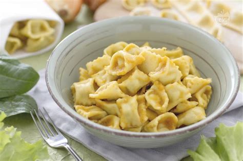 Piatto di ravioli del plin con sugo di arrosto