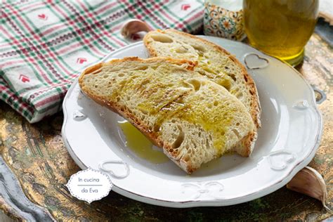 Bambino che spalma olio su pane