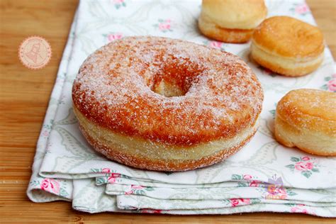 Ciambelle fritte cosparse di zucchero