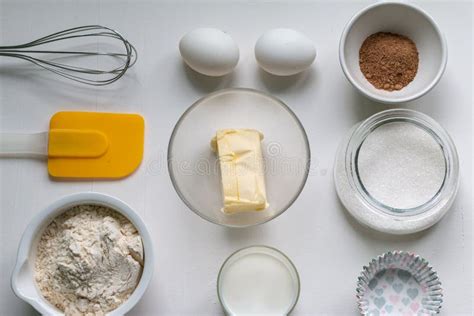 Ingredienti per ciambelle disposti su un tavolo