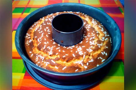 Primo piano di una ciambella con buco centrale cosparsa di zucchero