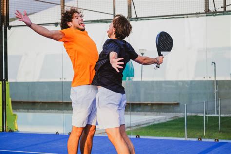 Giocatori di padel in posa dopo una partita
