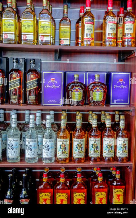 Una selezione di bottiglie di rum analcolico