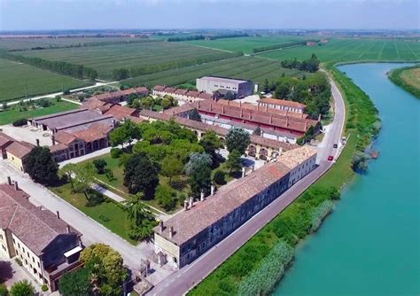 Vista aerea storica di Ca' Corniani con i casoni e i canali