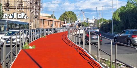 Installazione artistica contemporanea lungo una pista ciclabile a Ca' Corniani