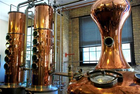 Vecchi alambicchi pot still e Coffey still presso la distilleria Kilbeggan in Irlanda
