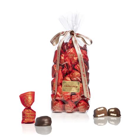 Un cuneese al rhum tagliato a metà per mostrare il ripieno