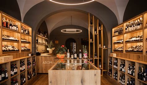 Vetrina di un'enoteca moderna con una selezione curata di bottiglie