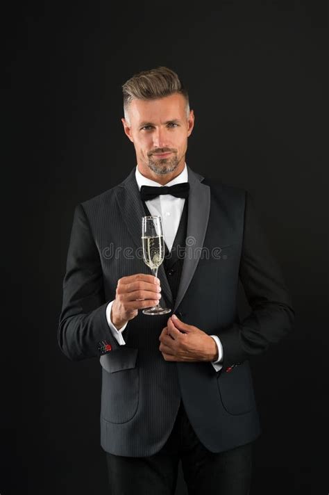 Uomo elegante in smoking champagne
