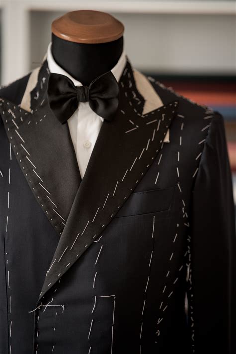 Dettaglio di un abito da cerimonia sartoriale