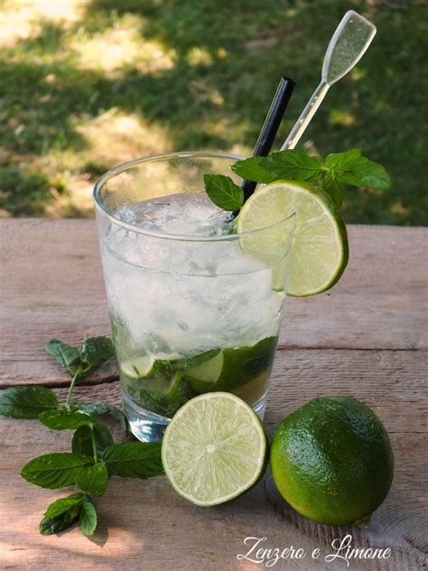 Mojito estivo in un bicchiere alto con lime e menta