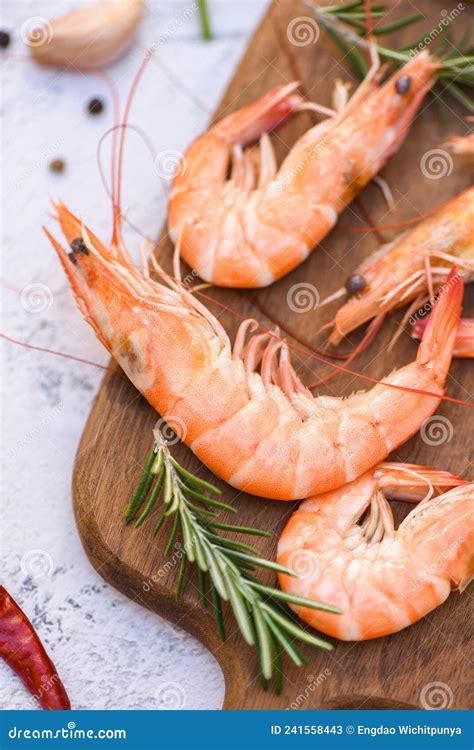 Gamberi freschi appena puliti